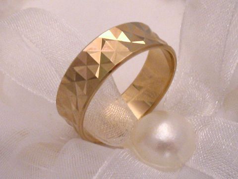 400264-0 Trauring Ehering GLAMOROUS aus Gold 333 in Gr. 55/17,5, mit glatter und facettierter Oberfläche, platziert auf einer schimmernden Unterlage mit einer Perle. Hersteller: Juwelier Harnisch, bis Gr. 56/17,8.