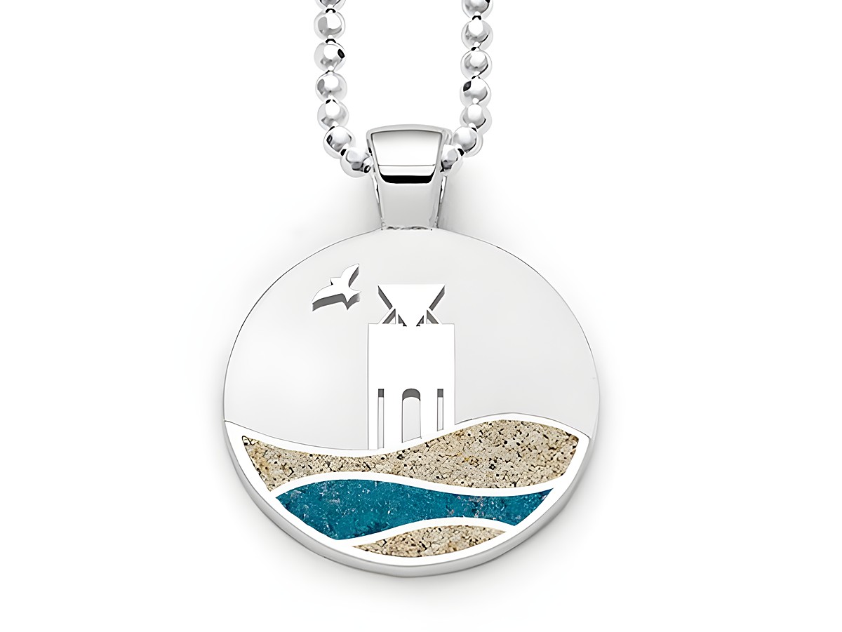 Sterling Silber Anhänger mit Wellenmotiv, kombiniert mit Strandsand von Norderney und blauem Steinsand, zeigt eine stilisierte Darstellung eines Leuchtturms und Vögel im Hintergrund.