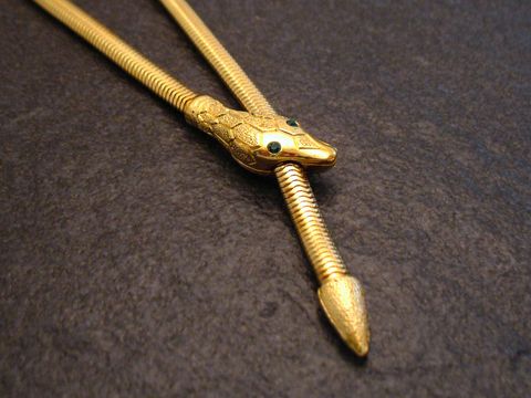 Schlangen Y Kette gut vergoldet 62 cm City Grün Hersteller Juwelier Harnisch Schlangen, elegante Kette mit Schlangendesign und funkelnden Details.