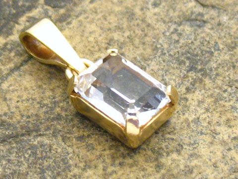 Gold Anhänger mit rechteckigem Bergkristall, Gold 333, hergestellt von Juwelier Harnisch, luxuriöse Ausstrahlung durch klaren Bergkristall.