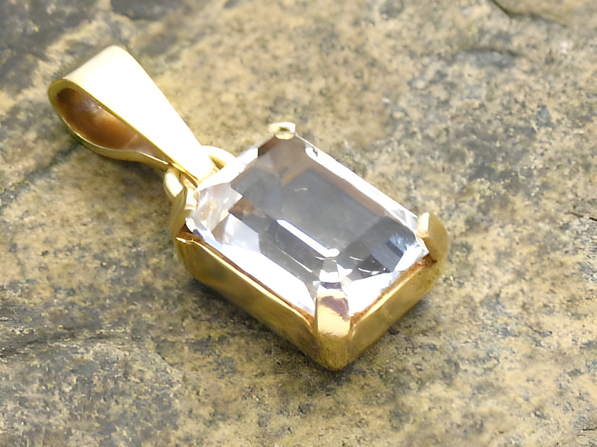 Gold Anhänger mit rechteckigem Bergkristall, Gold 333, hergestellt von Juwelier Harnisch, luxuriöse Ausstrahlung durch klaren Bergkristall.