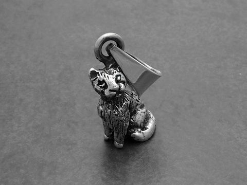 Katze Hauskatze CAT aus massivem Sterling Silber als Anhänger, detaillierte Verarbeitung, Hersteller Juwelier Harnisch, ideal für Tierliebhaber und Schmuckenthusiasten.