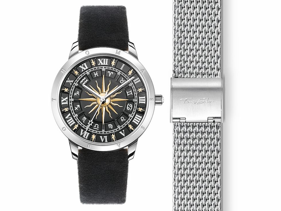 Damenuhr von Thomas Sabo mit schwarzem Satinband und Wechselarmband aus Edelstahl. Ziffernblatt in Schwarz mit goldenen Akzenten und römischen Ziffern, Gehäusedurchmesser 33 mm.