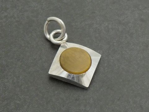 Silber Anhänger mit rhodiniertem Finish und rundem Tigerauge, Hersteller Juwelier Harnisch, schlichtes und elegantes Design, ideal als Schmuckstück oder Geschenk.