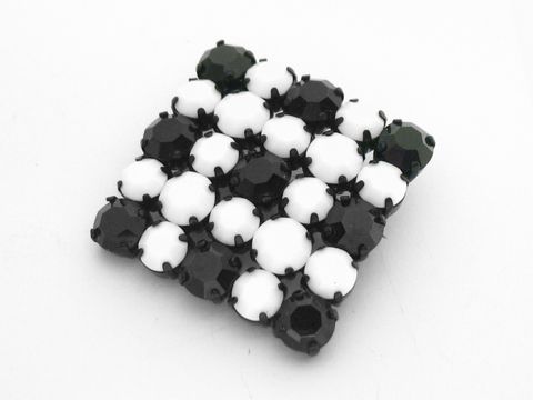 Strass Brosche in Weiß und Schwarz, quadratisch gefasst, mit einem Muster aus weißen und schwarzen Steinen, hergestellt von Juwelier Harnisch, dekorativ und elegant.