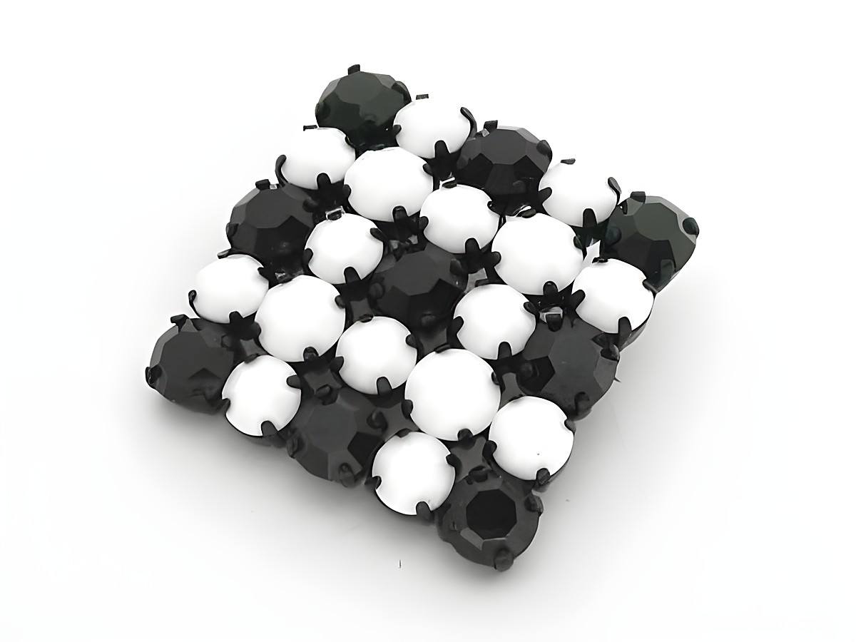 Strass Brosche in Weiß und Schwarz, quadratisch gefasst, mit einem Muster aus weißen und schwarzen Steinen, hergestellt von Juwelier Harnisch, dekorativ und elegant.