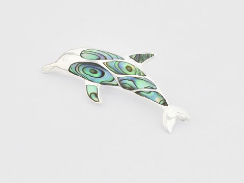 Anhänger in Form eines Delfins aus Sterling Silber mit ansprechender Perlmutt-Oberfläche, hergestellt von Juwelier Harnisch, ideal für Tierliebhaber.