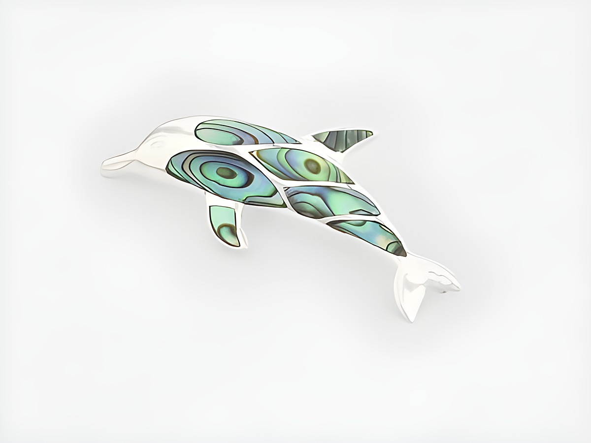 Anhänger in Form eines Delfins aus Sterling Silber mit ansprechender Perlmutt-Oberfläche, hergestellt von Juwelier Harnisch, ideal für Tierliebhaber.