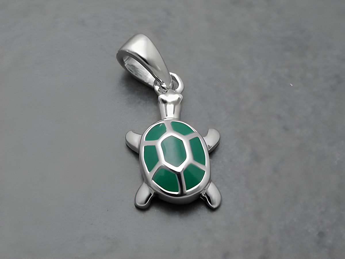 Schildkröte lackiert - Sterling Silber Anhänger - Lack Grün, Hersteller Juwelier Harnisch, für Kinder, niedliches Design mit detaillierter Darstellung einer Schildkröte in grüner Farbe.