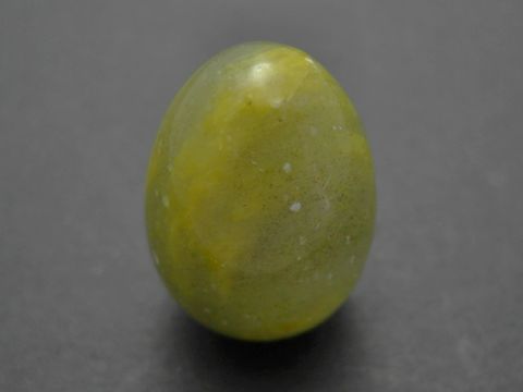 Steinei aus Achat in grasgrün, Naturstein, 30 x 22 x 22 mm, Hersteller Juwelier Harnisch, dekoratives Stein Ei.