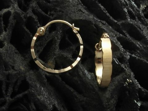 Creolen 1,5 cm Gold 333 mit niedlichem Diamantschliff und teilmattierte Oberfläche, Hersteller Juwelier Harnisch, Größe bis 15 mm. Elegant und zeitlos für jeden Anlass.