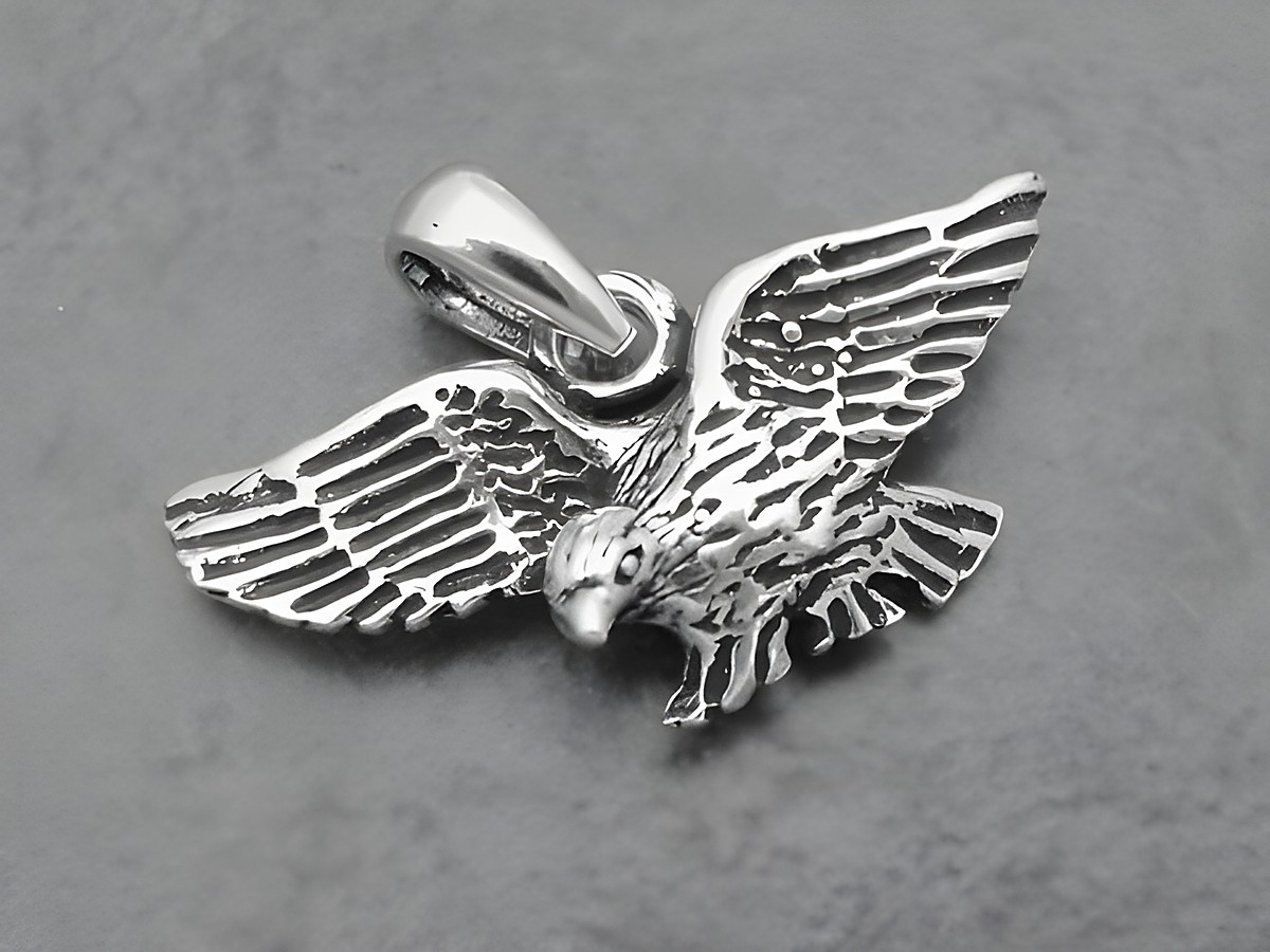 Silber Anhänger in Form eines Adlers, detailliert und tierisch gestaltet, Hersteller: Juwelier Harnisch, eignet sich ideal für Tierliebhaber und Schmuckenthusiasten.