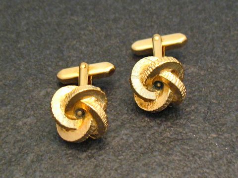 Manschettenknöpfe vergoldet im Design-Knoten-Form, goldfarben, Hersteller Juwelier Harnisch, elegant und stilvoll, ideal für besondere Anlässe oder das tägliche Büro-Outfit.