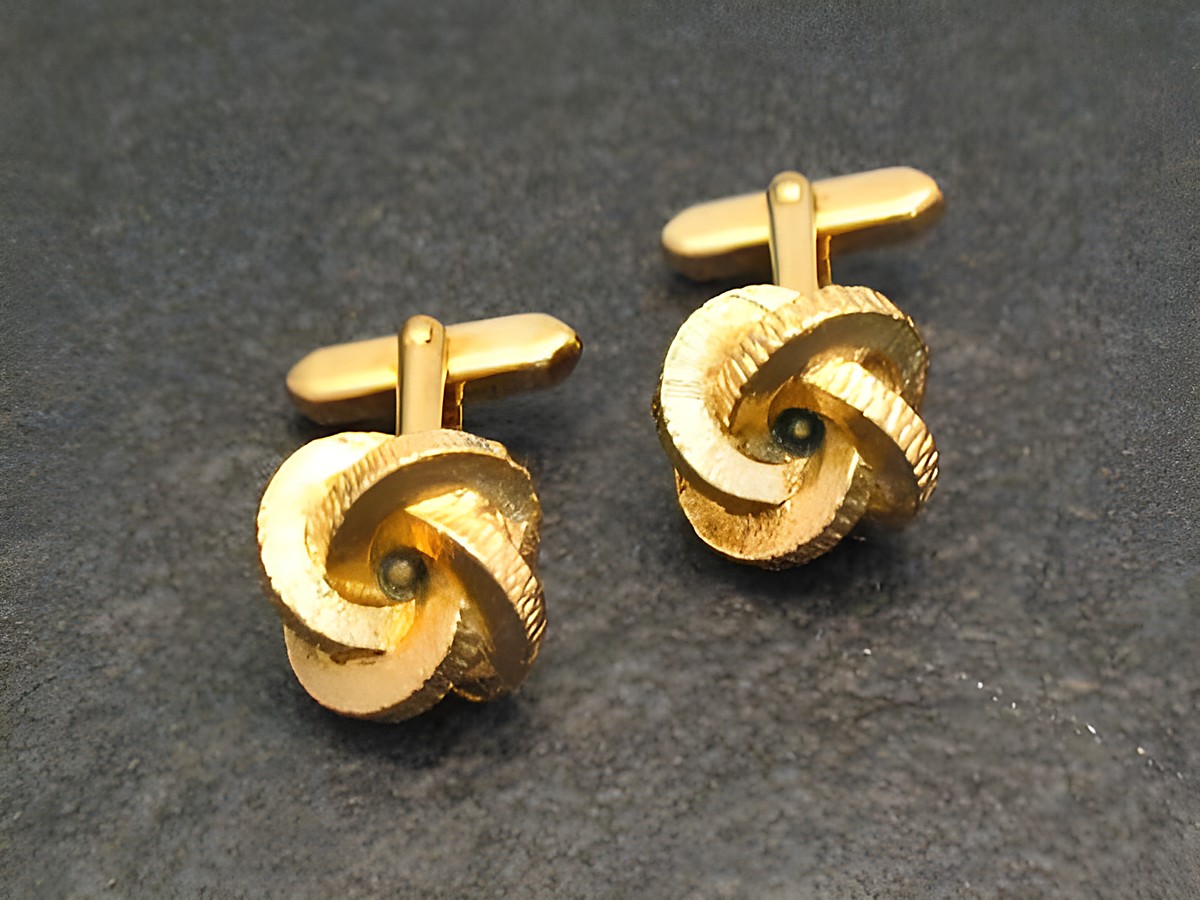 Manschettenknöpfe vergoldet im Design-Knoten-Form, goldfarben, Hersteller Juwelier Harnisch, elegant und stilvoll, ideal für besondere Anlässe oder das tägliche Büro-Outfit.