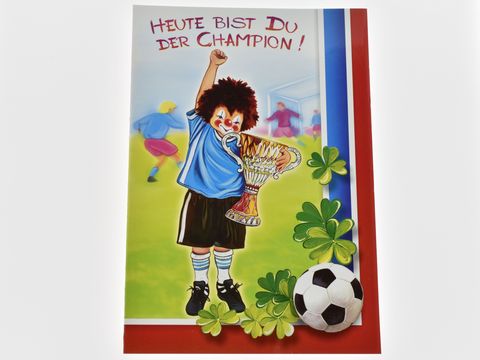 Eine farbenfrohe Geburtstagskarte mit einem fröhlichen Clown, der einen Pokal hält und vor einem Fußballfeld steht. Text: "Heute bist du der Champion!" von Juwelier Harnisch.