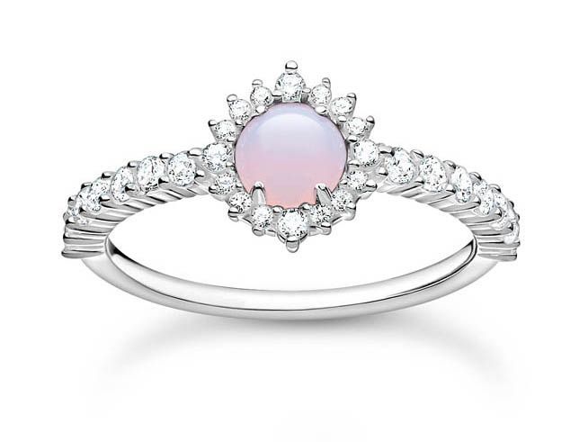 Thomas Sabo Charming Ring aus Sterling Silber mit einem Glas-Keramik Stein in der Mitte, umgeben von funkelndem Zirkonia, Größe 56, elegant und stilvoll gestaltet.