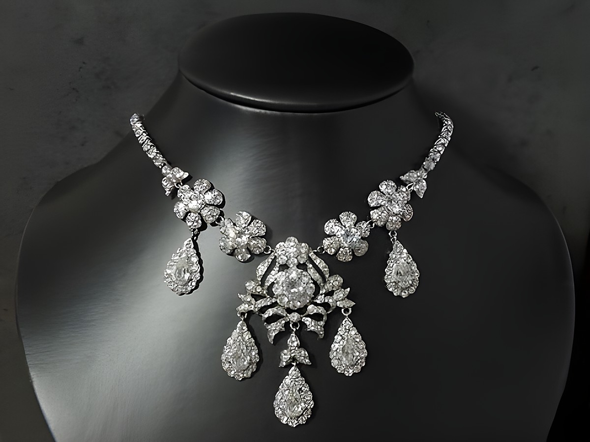 Extravagante silberfarbene Strass Kette in Weiß, 37,5 bis 43 cm, mit funkelnden Details und tropfenförmigen Anhängern, hergestellt von Juwelier Harnisch, Fassung silberfarben.