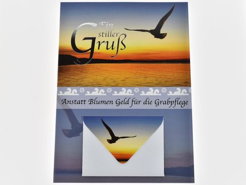 Ein stimmungsvolles Bild einer Trauerkarte zeigt einen Vogel, der über einen ruhigen See fliegt, während der Sonnenuntergang im Hintergrund leuchtet. Die Karte ist von Juwelier Harnisch.