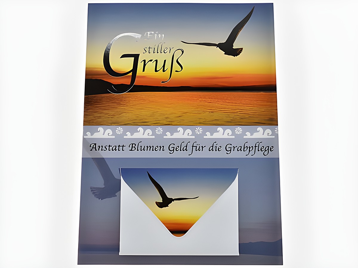 Ein stimmungsvolles Bild einer Trauerkarte zeigt einen Vogel, der über einen ruhigen See fliegt, während der Sonnenuntergang im Hintergrund leuchtet. Die Karte ist von Juwelier Harnisch.