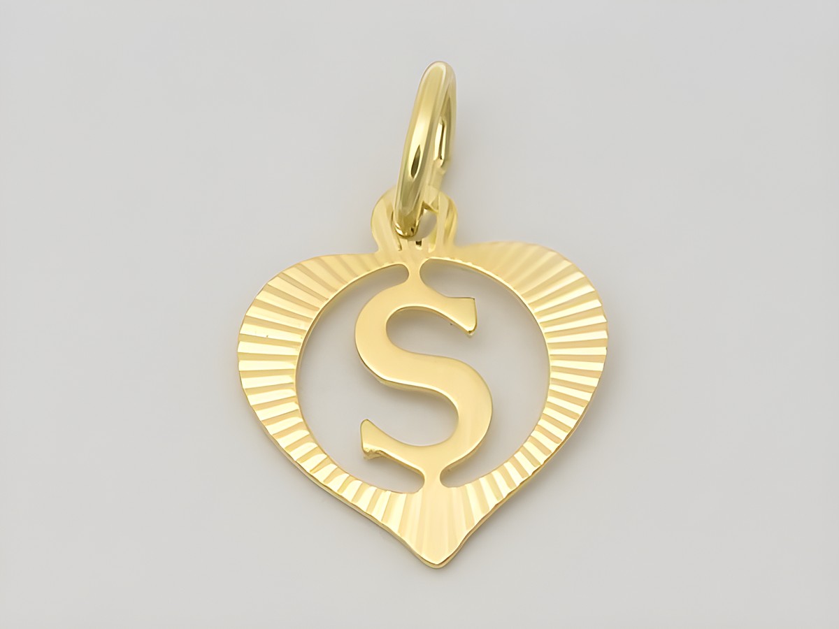 Herz Anhänger mit dem Buchstaben S aus 333 Gold, diamantiert, von Juwelier Harnisch, elegantes Design und hochwertiger Glanz. Perfekt als persönliches Geschenk oder Schmuckstück.