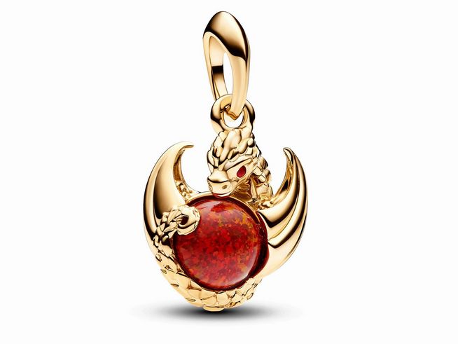 Der Pandora Game of Thrones Drachenfeuer-Anhänger aus gelbgold vergoldetem Material zeigt einen Drachen, der einen roten Stein in seinen Klauen hält und mit einem funkelnden roten Auge verziert ist.
