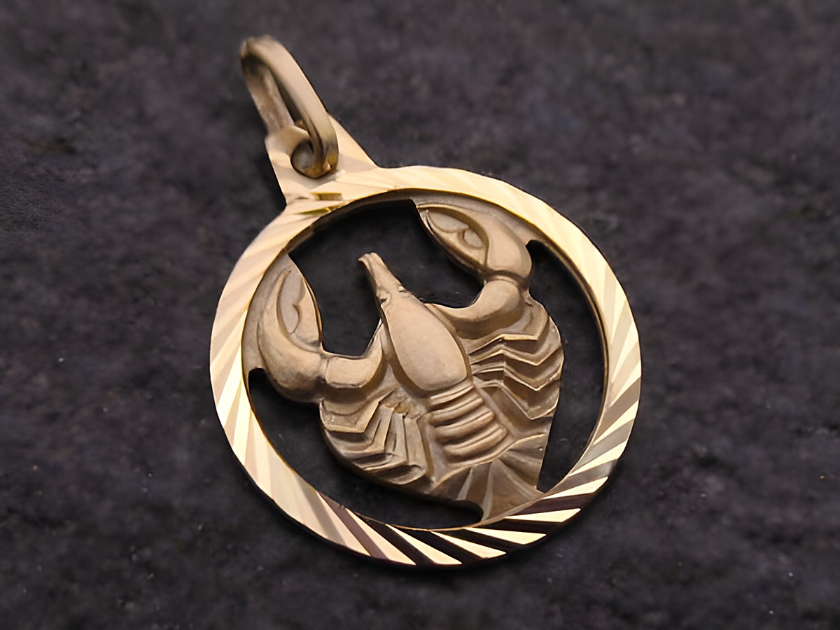 Gold Anhänger Krebs aus 333er Gold mit stilisiertem Krebs-Motiv, Hersteller Juwelier Harnisch, ideal für Sternzeichen-Liebhaber.