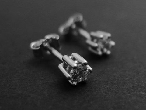 Ohrringe in Krappenfassung 4,3 mm aus rhodiniertem Sterling Silber mit Zirkonia, Hersteller Juwelier Harnisch, glänzende und elegante Gestaltung.