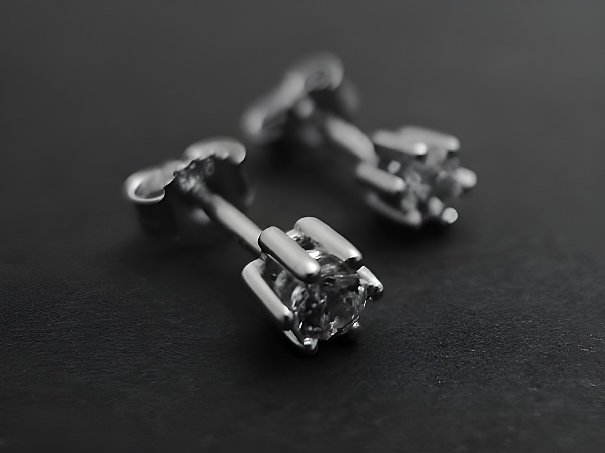 Ohrringe in Krappenfassung 4,3 mm aus rhodiniertem Sterling Silber mit Zirkonia, Hersteller Juwelier Harnisch, glänzende und elegante Gestaltung.