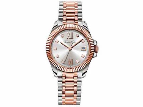 Damenuhr von Thomas Sabo mit Edelstahlgehäuse und Edelstahlarmband in IP roségoldfarbenen Links, elegantes Ziffernblatt mit römischen Ziffern und dezenter Datumsanzeige.