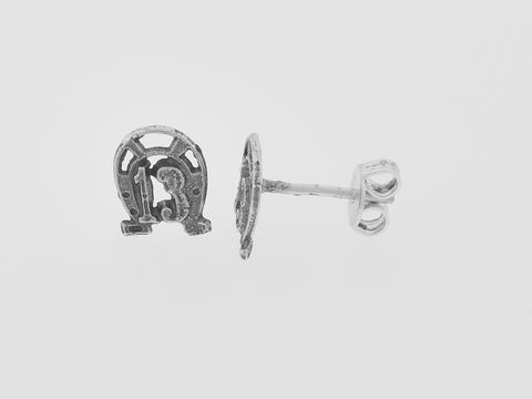 Hufeisen 925 Sterling Silber Ohrringe in Form von Steckern, präsentiert von Juwelier Harnisch, ohne Stein, symbolisieren Glück und sind elegant und schlicht gestaltet.