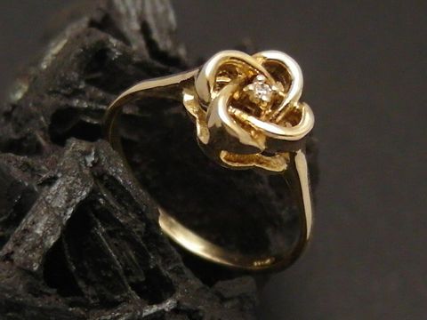Blumiger Goldring aus Gold 333 mit Diamant, Größe 55, Hersteller Juwelier Harnisch, geeignet bis Größe 56/18. Elegantes Design auf schwarzem Hintergrund.