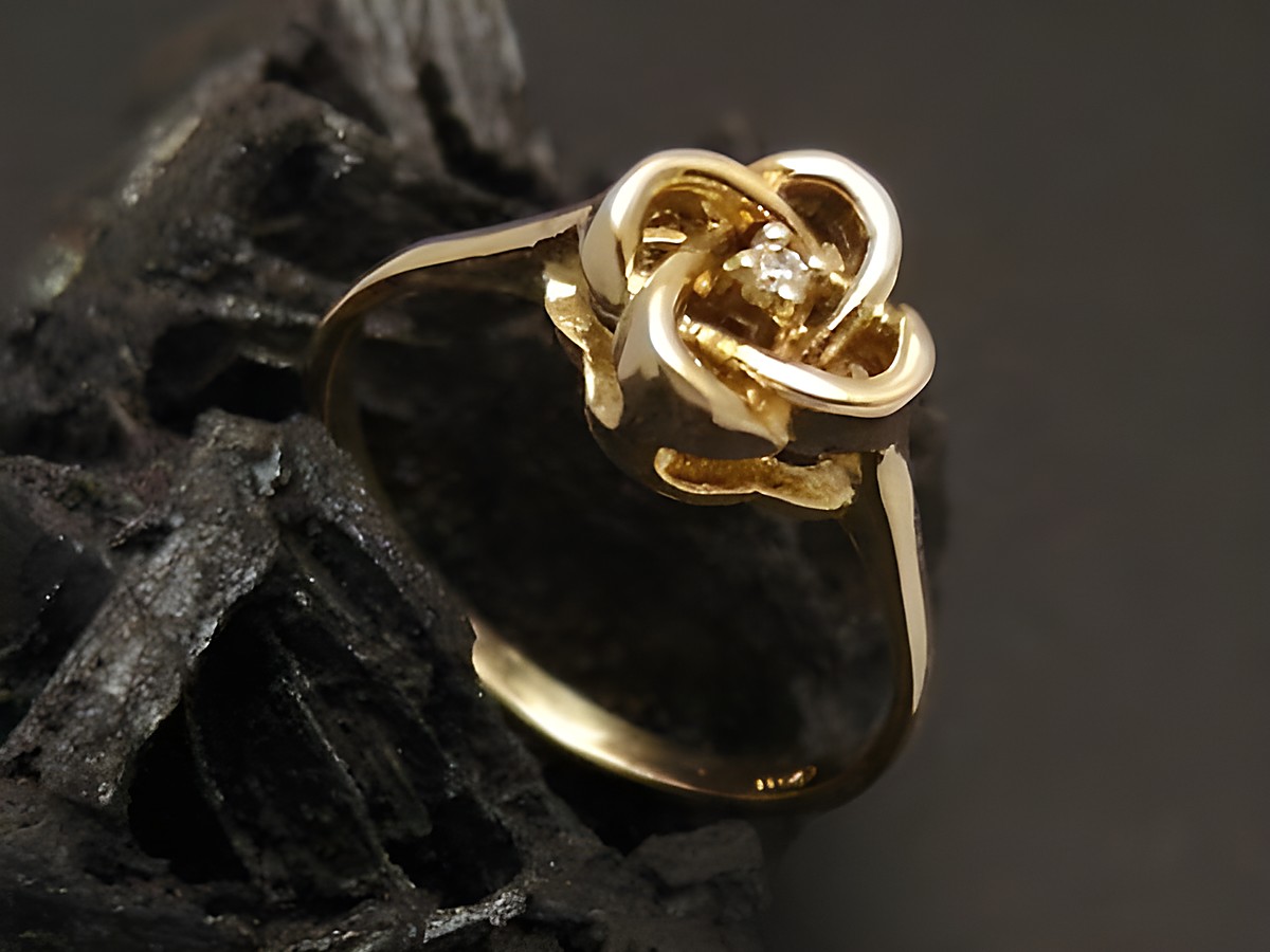 Blumiger Goldring aus Gold 333 mit Diamant, Größe 55, Hersteller Juwelier Harnisch, geeignet bis Größe 56/18. Elegantes Design auf schwarzem Hintergrund.