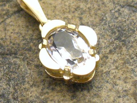 45512-0 Gold Anhänger aus Gold 333 mit einem attraktiven Bergkristall, Hersteller Juwelier Harnisch, ideal für einen eleganten Schmucklook.