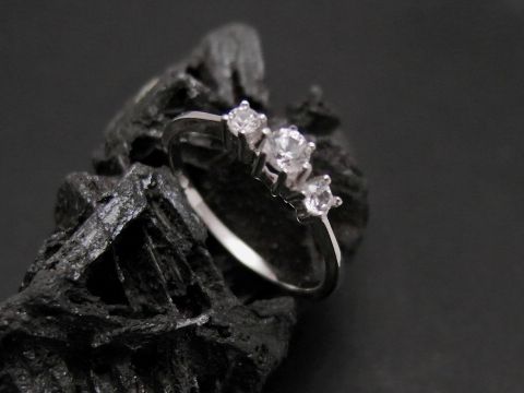 Weißgold Ring edel Gold 585 Zirkonia Gr. 56 hergestellt von Juwelier Harnisch bis Gr. 56/18, elegant gestaltet mit funkelnden Zirkonia-Steinen auf einer stilvollen Fassung.