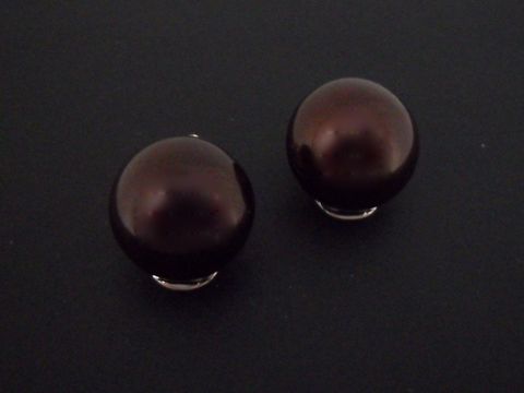 Ohrclip in braun zeitlos mit silberfarbenem Rahmen und synthetischer Zuchtperle, Hersteller: Juwelier Harnisch, elegantes und stilvolles Accessoire.
