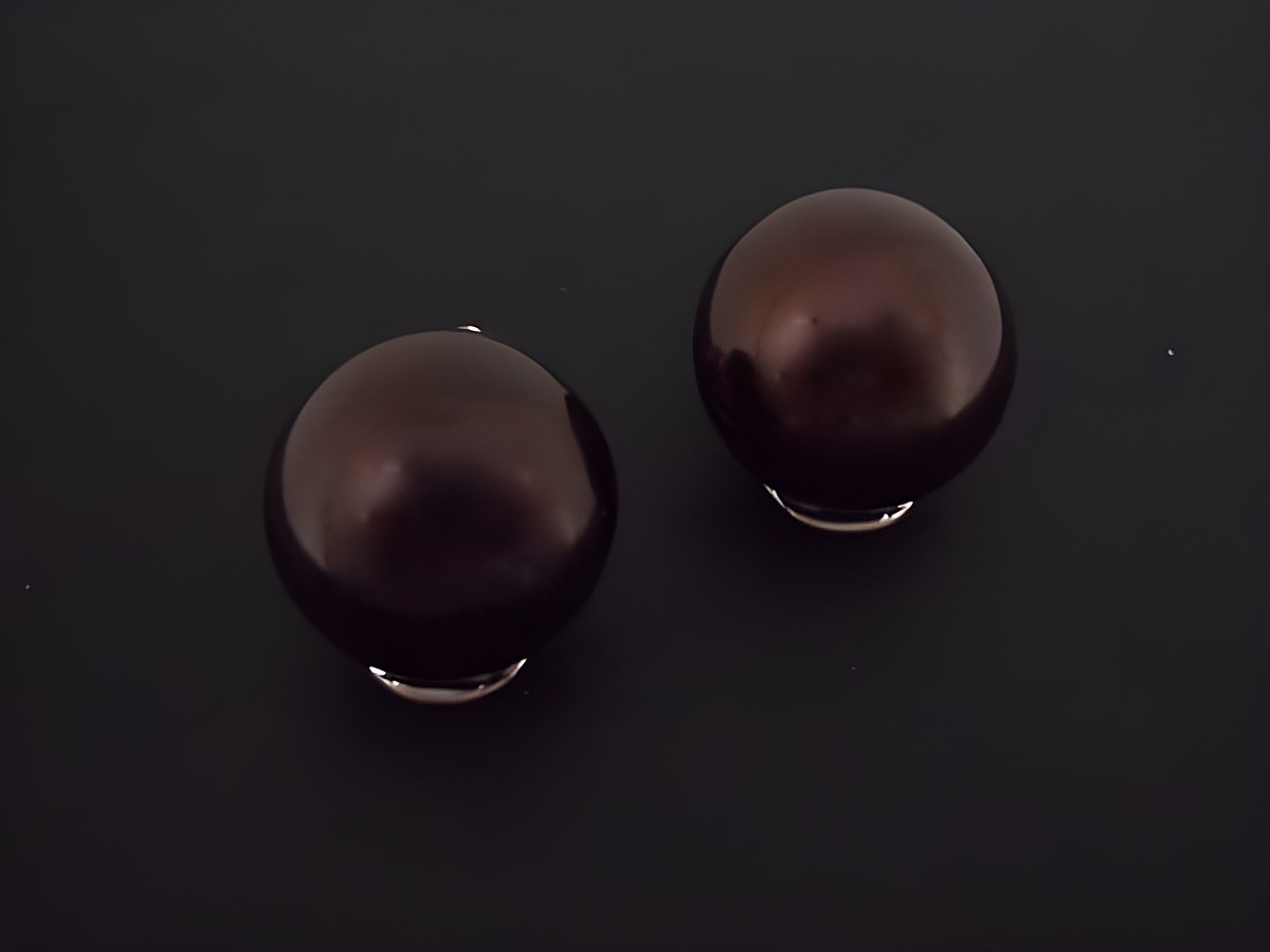 Ohrclip in braun zeitlos mit silberfarbenem Rahmen und synthetischer Zuchtperle, Hersteller: Juwelier Harnisch, elegantes und stilvolles Accessoire.