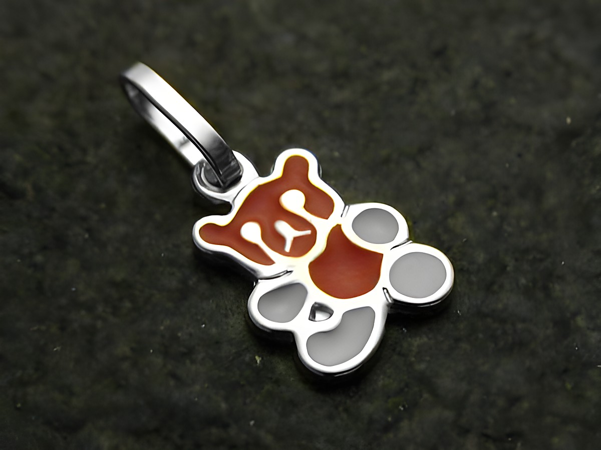 Teddy emaillierter Sterling Silber Anhänger für Kinder von Juwelier Harnisch, süßes Bärenmotiv in Rot und Grau, ideal als Schmuckstück für junge Mädchen.