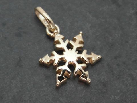 Schneeflocke Silber Anhänger - Sterling Silber - vergoldet, Hersteller: Juwelier Harnisch, filigraner Anhänger in Schneeflockenform, glänzende Oberfläche, zarte Details, ideal für halsnahe Schmuckstücke.