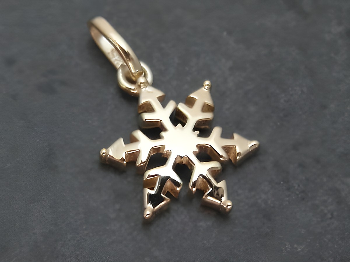 Schneeflocke Silber Anhänger - Sterling Silber - vergoldet, Hersteller: Juwelier Harnisch, filigraner Anhänger in Schneeflockenform, glänzende Oberfläche, zarte Details, ideal für halsnahe Schmuckstücke.
