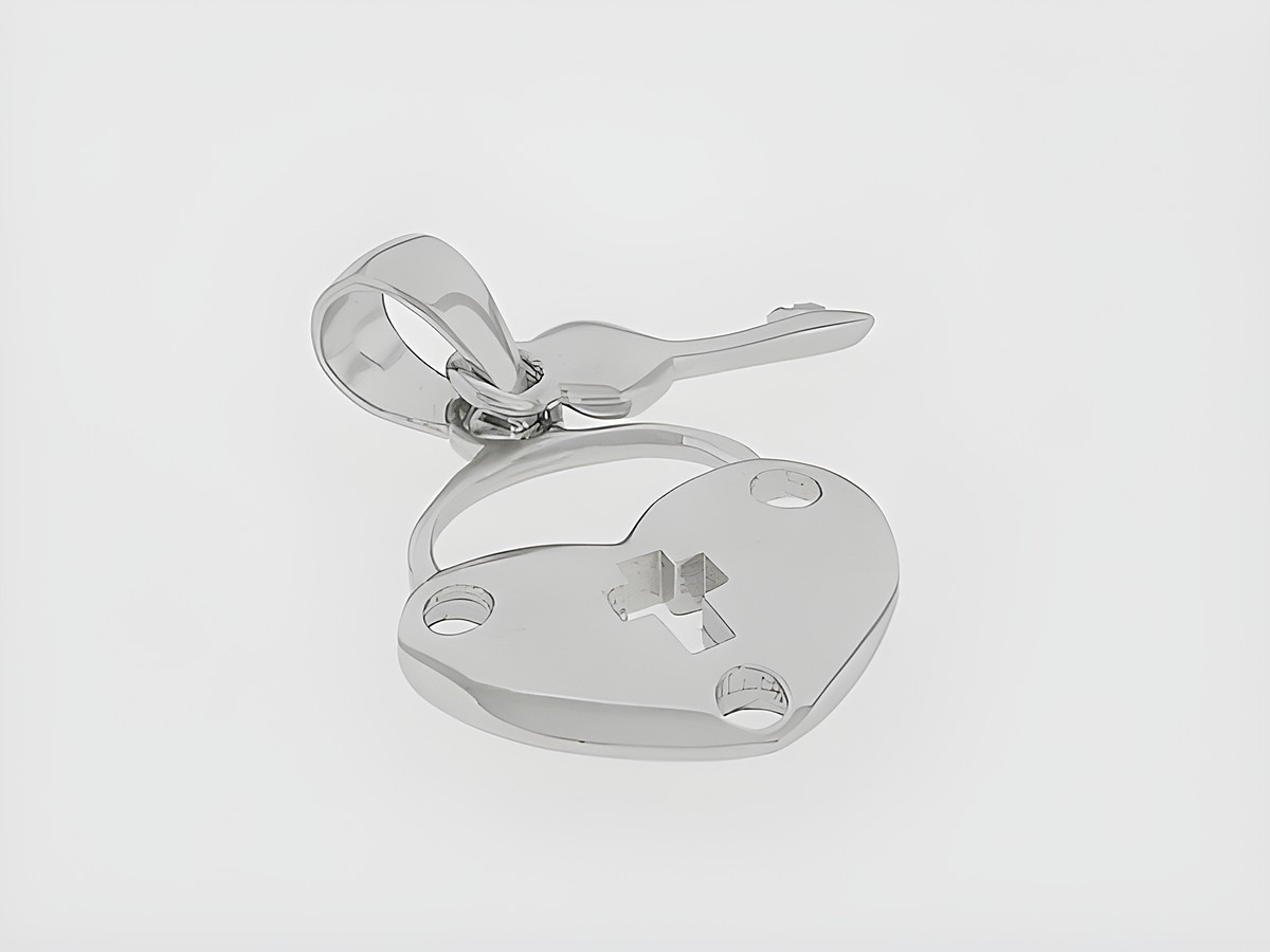 Silber Anhänger in Herzschlossform mit einem kleinen Schlüssel, niedlich und klar, Hersteller Juwelier Harnisch, plastisch gestaltet. Perfect für romantische Schmuckstücke.