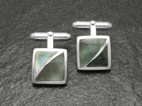Designer Manschettenknöpfe SILBER mit Perlmutt von Juwelier Harnisch, gefertigt aus echtem Stein, in modernem quadratischen Design mit stilvollen Einschlüssen.