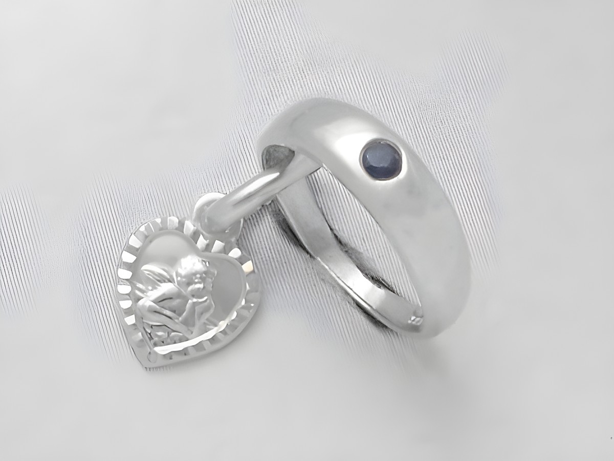 Taufring aus Silber mit graviertem Schutzengel in Herzform und einem Saphir. Hersteller Juwelier Harnisch, ideal als persönliches Geschenk oder Erinnerungsstück.