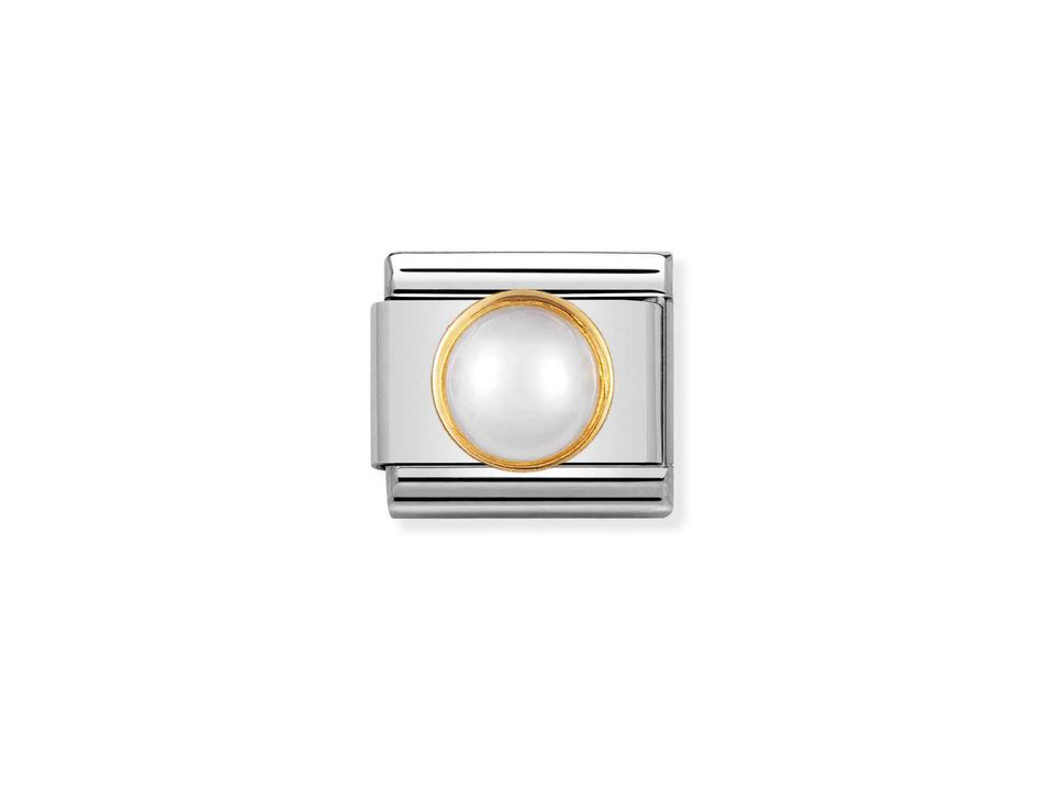 Classic Stein und Perle in Weiß von Nomination, bestehend aus einem Schmuckelement mit einer weißen Perle in einem goldenen Ring, umgeben von silbernem Material, modern und elegant.