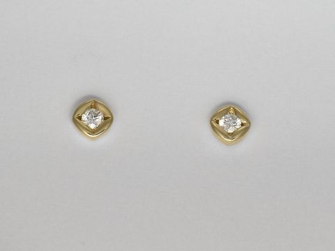 Zarte Gold Ohrringe mit Krappenfassung aus 585 Gold, ausgestattet mit Brillant im W/Si-Qualität, insgesamt 0,10 ct, als Stecker, Hersteller: Juwelier Harnisch, Brillant & Diamant.
