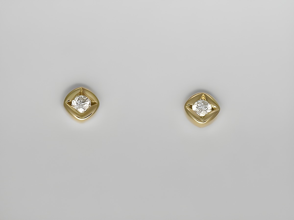 Zarte Gold Ohrringe mit Krappenfassung aus 585 Gold, ausgestattet mit Brillant im W/Si-Qualität, insgesamt 0,10 ct, als Stecker, Hersteller: Juwelier Harnisch, Brillant & Diamant.