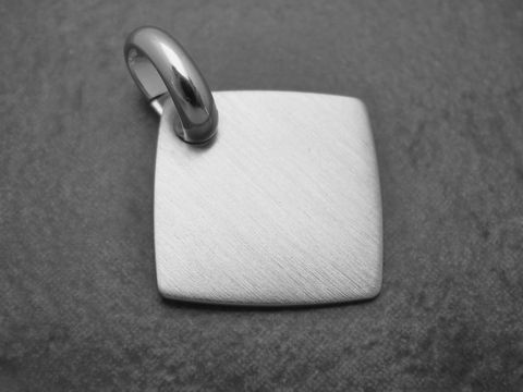 Quadratische Gravurplatte mit einem Durchmesser von 22,4 mm als Anhänger aus mattiertem Sterlingsilber, rhodiniert, schlichtes Design vom Juwelier Harnisch.