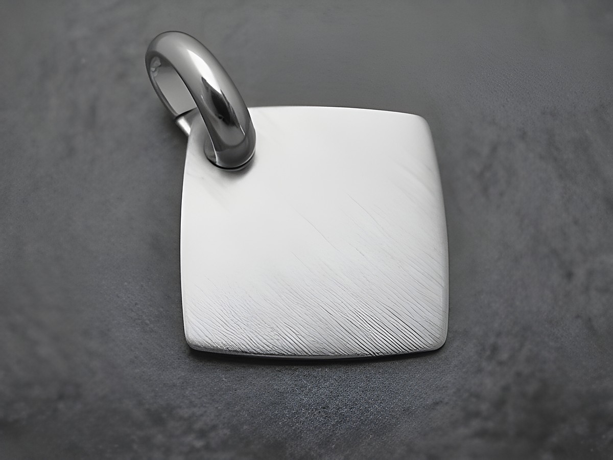 Quadratische Gravurplatte mit einem Durchmesser von 22,4 mm als Anhänger aus mattiertem Sterlingsilber, rhodiniert, schlichtes Design vom Juwelier Harnisch.