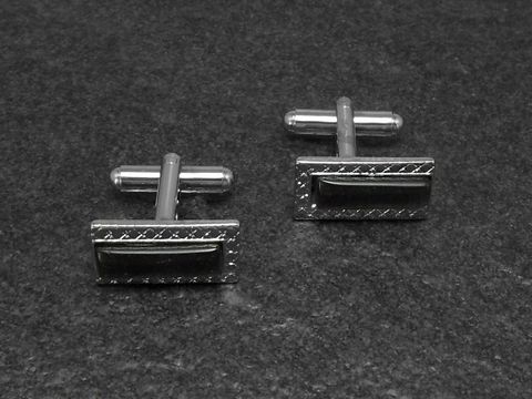 Manschettenknöpfe grau Design 18,9 mm silberfarben von Juwelier Harnisch, elegante rechteckige Form mit feiner Musterung, ideal für formelle Anlässe und stilvolle Outfits.