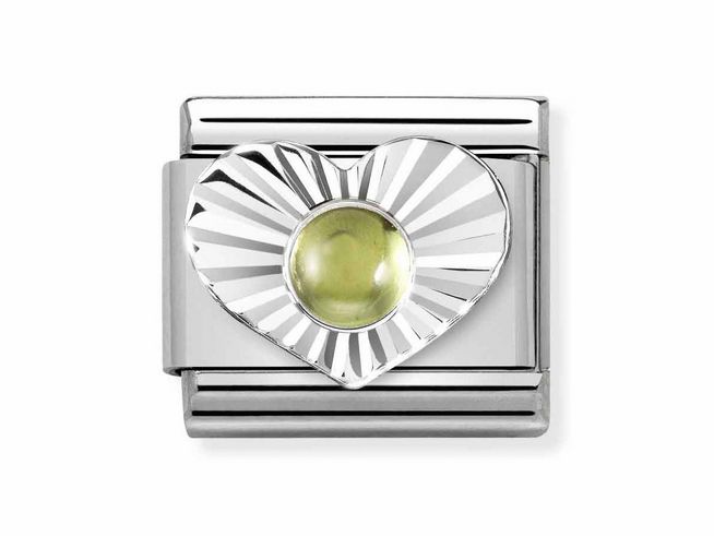 433050836-0 Herz aus diamantiertem Silber mit einem zentralen Peridot Stein in Grün, umgeben von strahlenförmigen Details, passend für Nomination Classic Armbänder.