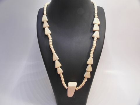 Holzkette Multiform 36 mm naturbraun 60 cm Holz Schmuck von Juwelier Harnisch, mit einem einzigartigen Muster aus dreieckigen und runden Elementen, elegant und vielseitig einsetzbar.